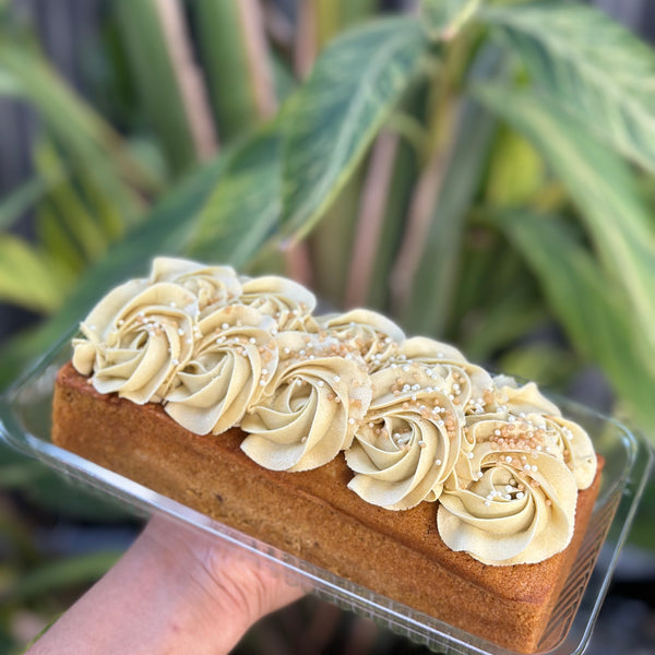 Caramel bar cake